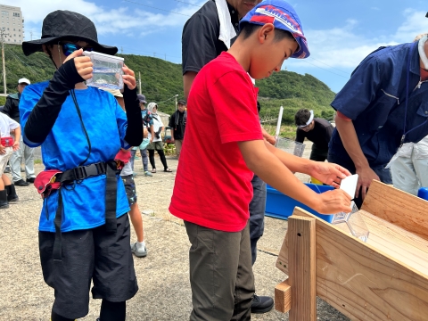 放流の様子１
