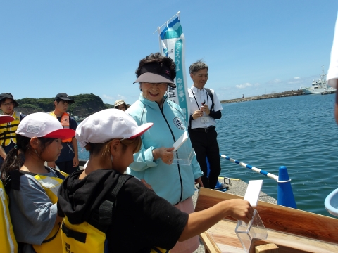 稚魚の放流の様子