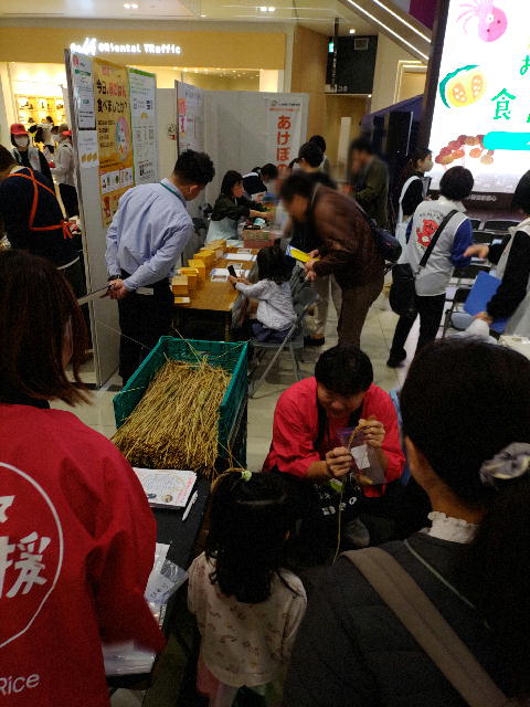 株式会社まきのの籾摺り体験ブースの様子