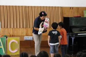 子どもたちから、ありがとうの手作り花束を渡されているところ