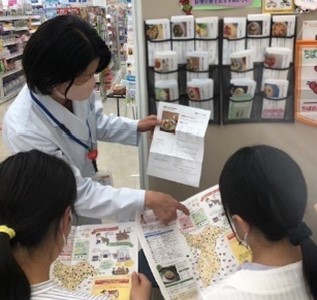 薬局のイベント参加者に旬の食材を使ったレシピを紹介