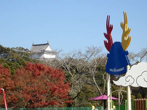 公園のウェルカムの看板越しに大多喜城を望む