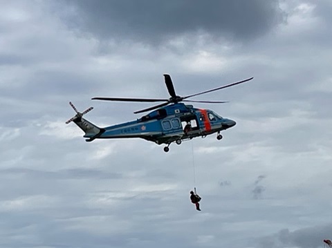 逃げ遅れた住民のホイスト救助訓練