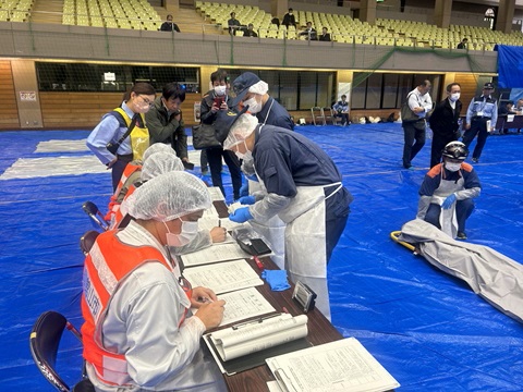 多数遺体取扱訓練（遺体の収容）