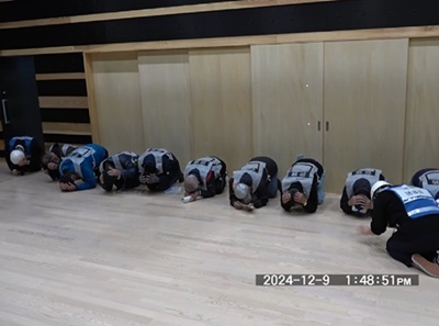 住民が身を守る姿勢を訓練する様子