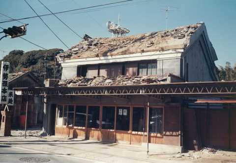 屋根瓦が崩落する様子の写真