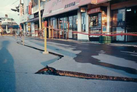 道路に亀裂が入る様子の写真