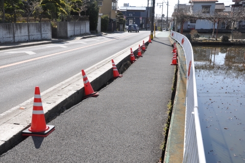 沈み込む道路の画像