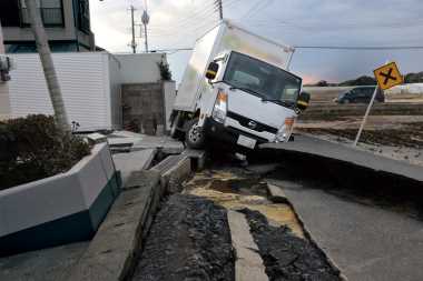 地震による割れた道路とトラックの画像