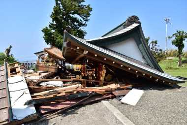倒壊する神社の画像