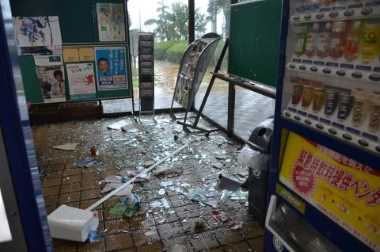 強風によりガラスが割れる画像