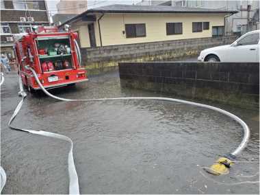冠水する道路の画像