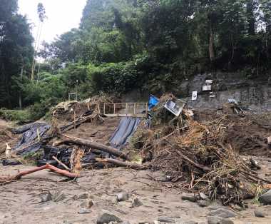 大雨による土砂災害の画像