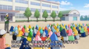 避難訓練で校庭に集合する画像