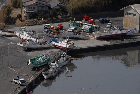 旭市で津波で打ち上げられた漁船の画像