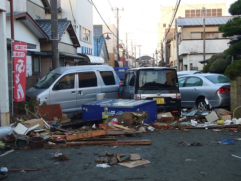 旭市の津波で流された自動車の画像