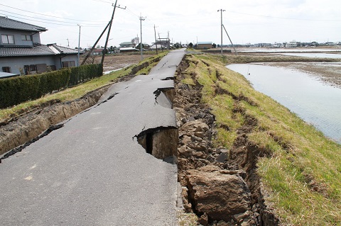 香取市の地震による道路の崩壊の画像