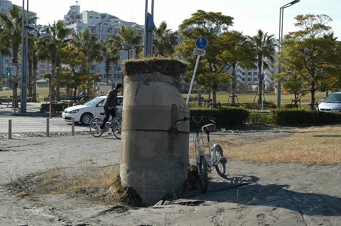 浦安市の液状化によるマンホールの隆起の画像