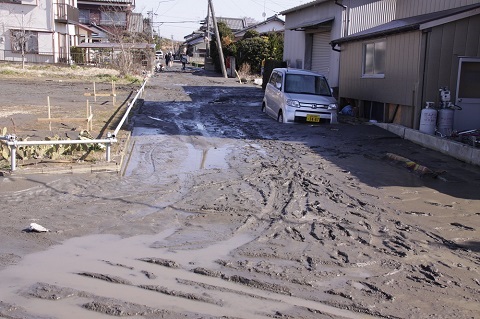 神崎町の砂泥噴出による道路の陥没の画像