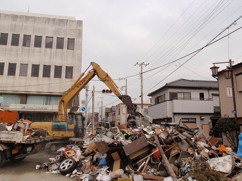 旭市で千葉県建設業協会が道路の瓦礫を撤去する画像