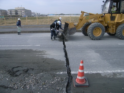 浦安市で千葉県建設業協会が道路を補修する画像