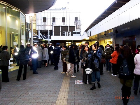 地震発生直後のJR船橋駅の様子の画像
