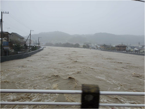 鴨川市の増水する河川の画像