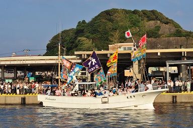 大漁旗を掲げた漁船