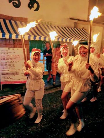 ２人の娘さんと海女まつりに参加する平野さんの写真