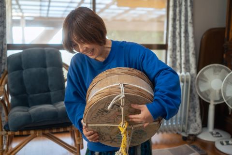 道具を持つ平野さんの写真