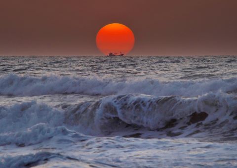 波と太陽と船