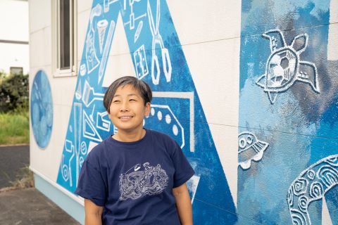 表紙の写真です。屋外で微笑むこまちださんが写っています。