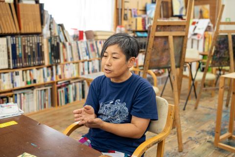 インタビューに答えるこまちださんの写真です。