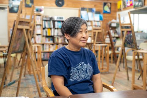 インタビューに答えるこまちださんの写真です。