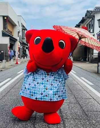 万祝柄のシャツを着たチーバくんの写真です。