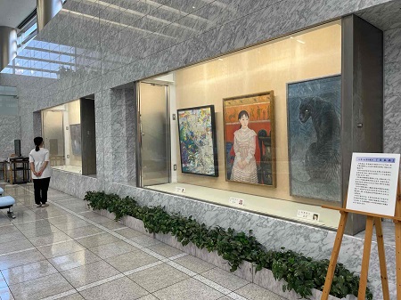 県庁ロビーでの美術品展示