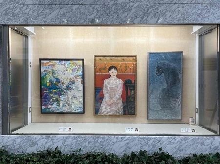 県庁ロビーでの美術品展示