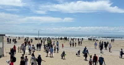 フィナーレイベントでのビーチクリーンの様子