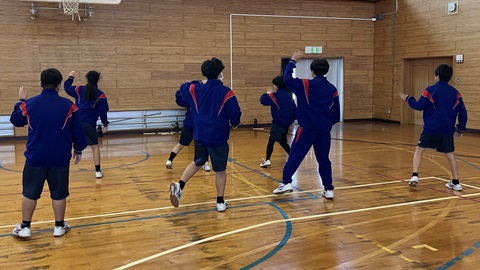 出張ダンス教室で生徒が踊っている様子