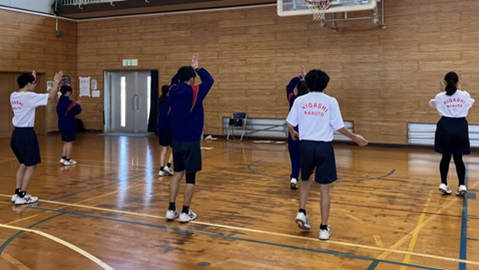 出張ダンス教室で生徒が踊っている様子