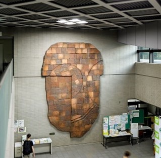 若葉区役所陶壁(全景)の画像