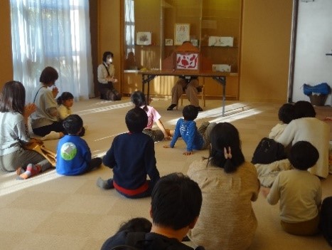 読み聞かせ体験風景の画像
