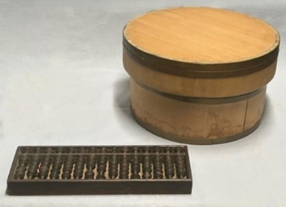 お櫃（ひつ）と、そろばんの画像