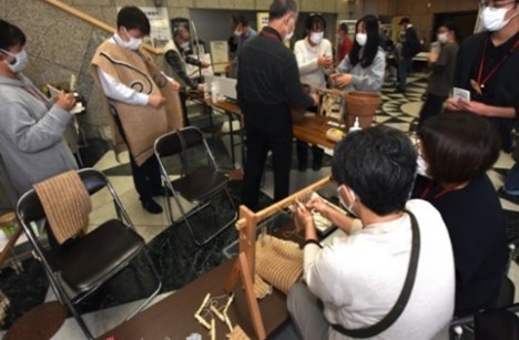 麻ひもを使ったアンギン編み体験の画像
