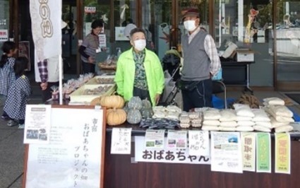 在来種の小麦などを使った焼き菓子やパンの販売の画像