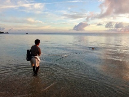 サンプルを採取する様子の画像