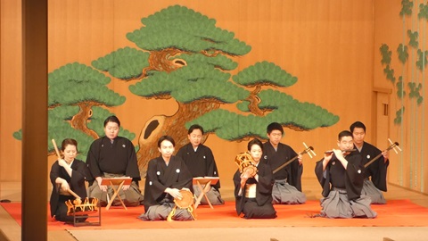 能舞台で和楽器を演奏する様子