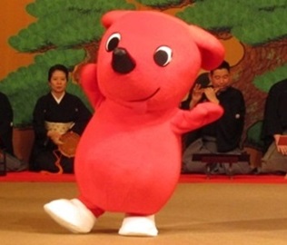 能舞台で踊るチーバくん