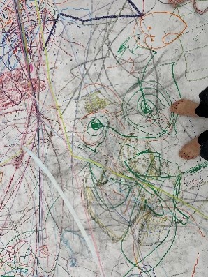 VALLOON STUDIO渋谷で行われたワークショップの様子 床一面に絵が描かれている