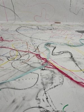 VALLOON STUDIO渋谷で行われたワークショップの様子 壁や床に絵が描かれ、色とりどりのひもが置かれている